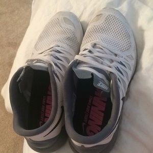 white nike free runs